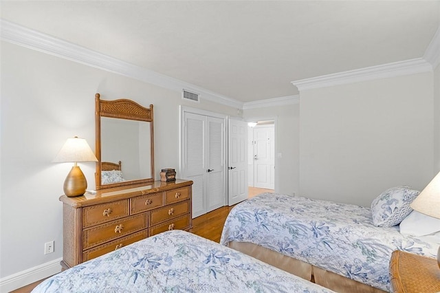 3554 S Ocean Dr Unit 1203, Vero Beach, FL 32963 - bedroom with crown molding, wood finished floors, and a closet