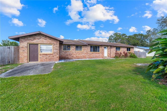 view of front of property featuring a front lawn