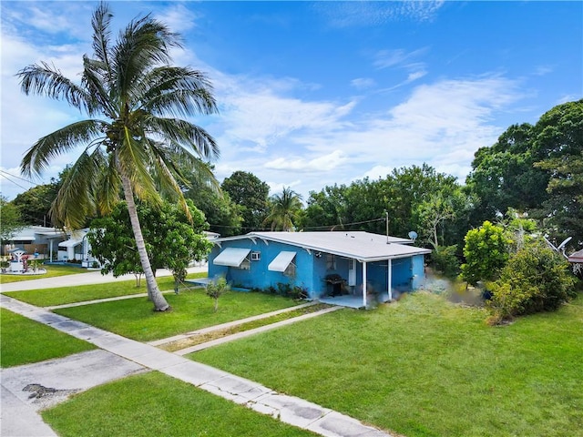 view of front of home with a carport and a front yard