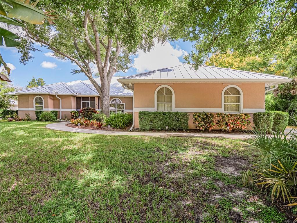 single story home featuring a front lawn