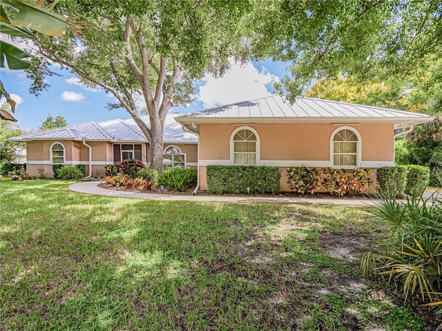 single story home featuring a front lawn