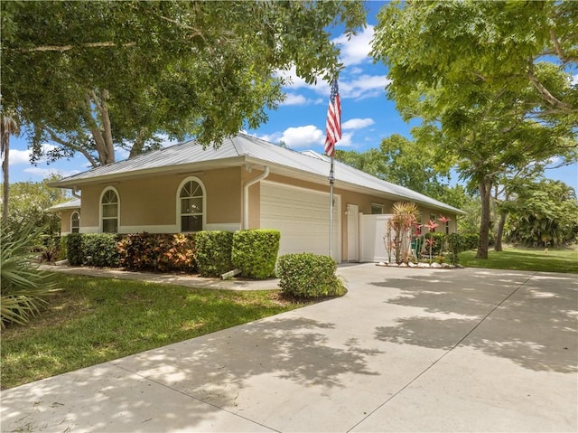 view of front of property featuring a front yard