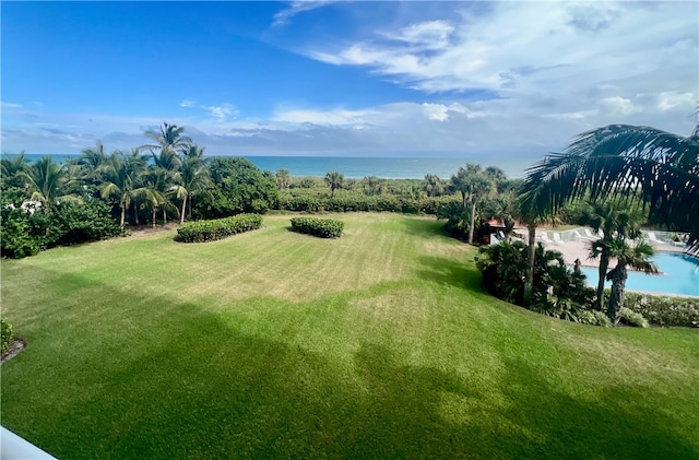 view of yard featuring a water view