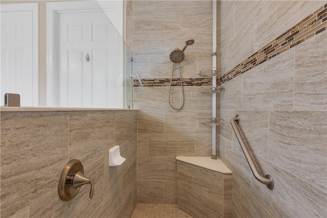 5417 Antigua Cir, Vero Beach, FL 32967 - bathroom with tiled shower