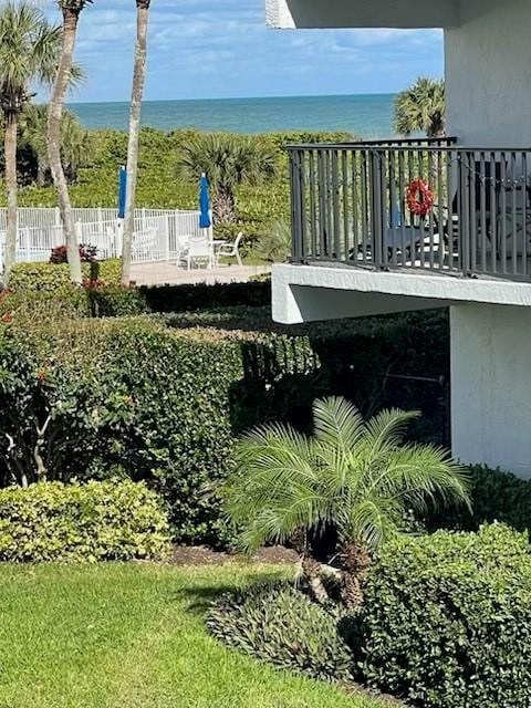 view of yard featuring a water view