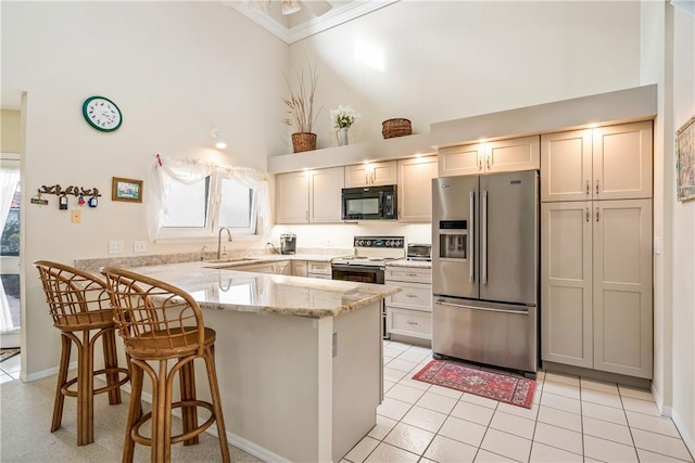 kitchen with high quality fridge, high vaulted ceiling, sink, electric range, and kitchen peninsula