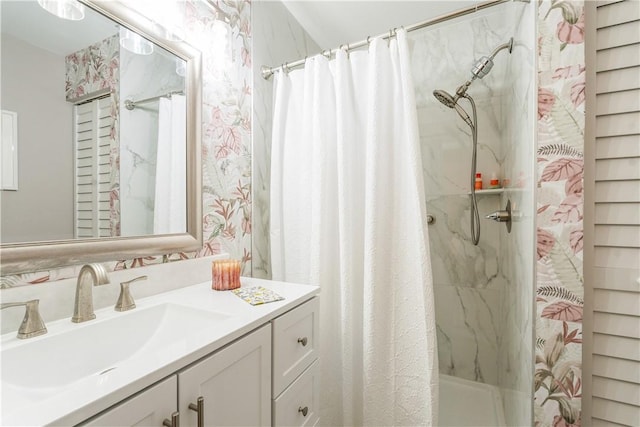 full bath with curtained shower and vanity