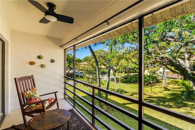 sunroom / solarium featuring a ceiling fan