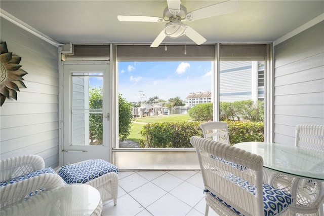 sunroom with ceiling fan