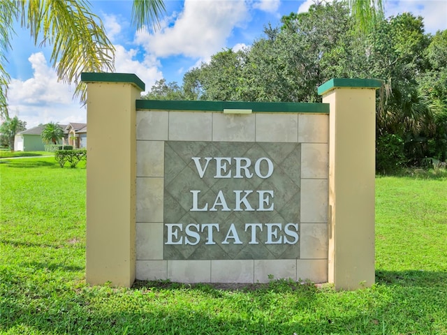 community sign featuring a yard