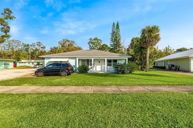 ranch-style home featuring a front lawn