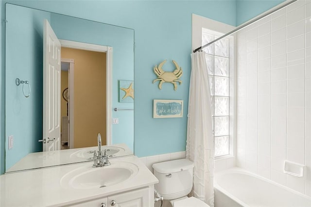 full bath with shower / bathtub combination with curtain, vanity, and toilet