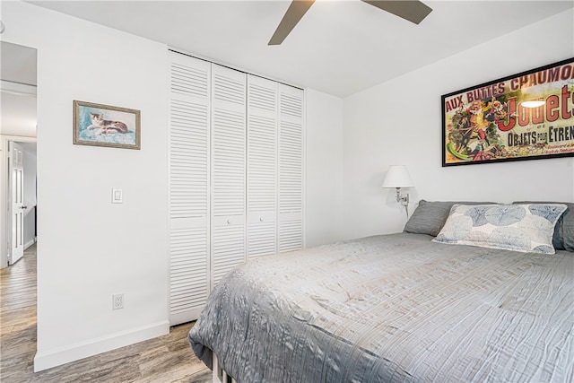 bedroom featuring hardwood / wood-style floors, ceiling fan, and a closet