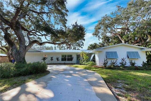 single story home featuring a front yard