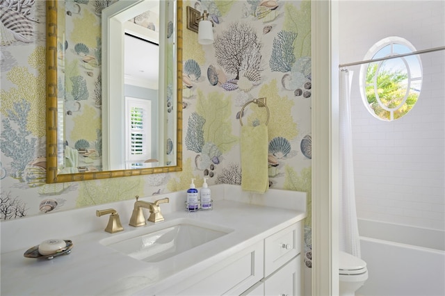 full bathroom featuring shower / bath combination with curtain, vanity, toilet, and wallpapered walls