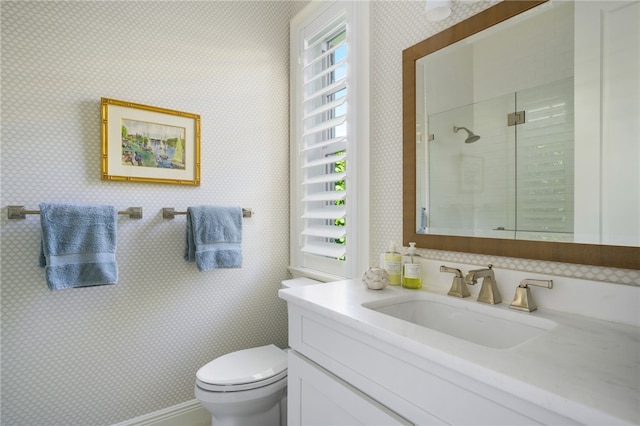 full bath with toilet, wallpapered walls, a tile shower, and vanity