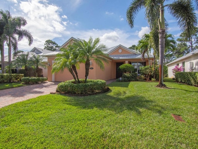 view of front facade featuring a front yard