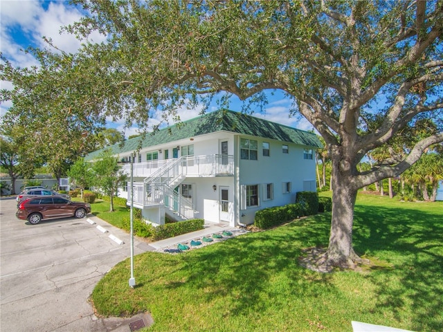 view of front of house featuring a porch and a front yard