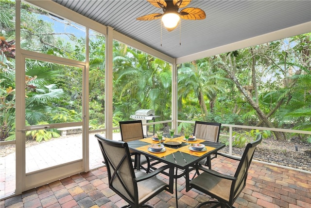 sunroom with ceiling fan