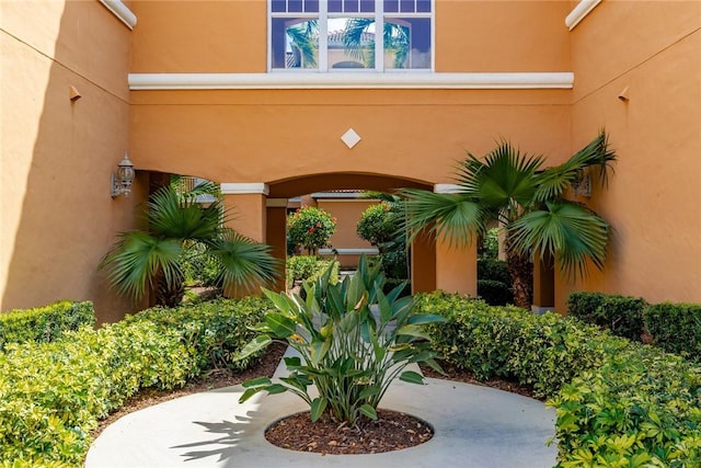 view of exterior entry featuring stucco siding