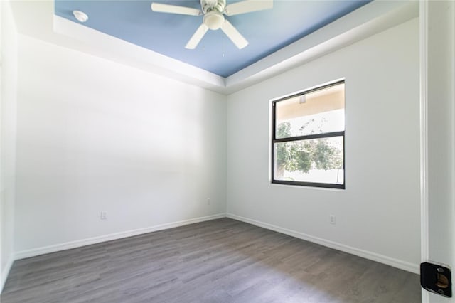 2565 86th Ave, Vero Beach, FL 32966 - spare room with wood finished floors, a raised ceiling, and a ceiling fan