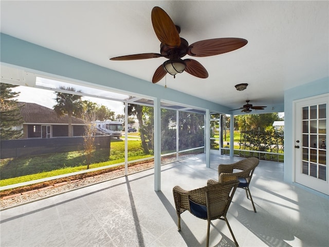 sunroom with ceiling fan