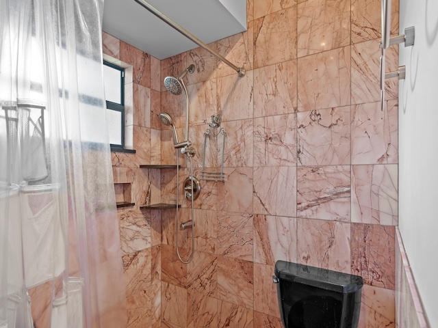 bathroom featuring a shower with shower curtain