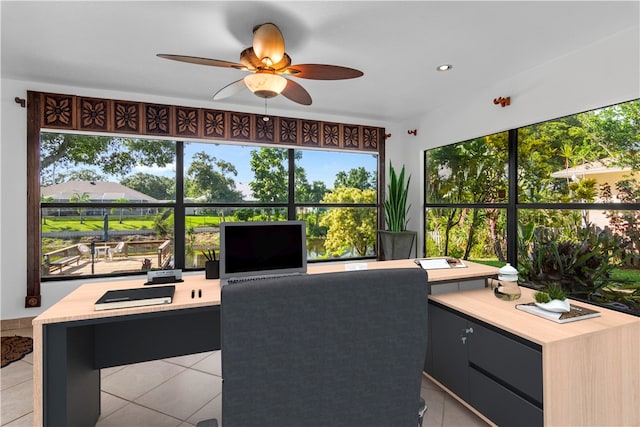 sunroom with ceiling fan