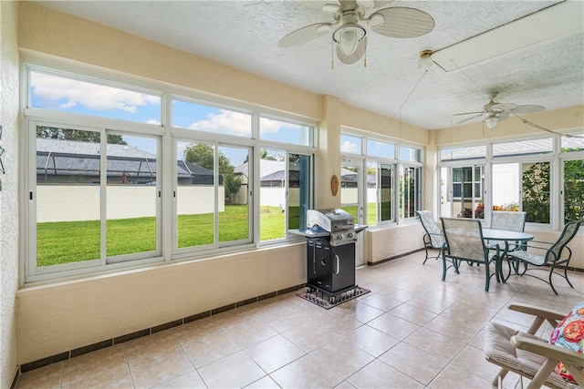 sunroom with ceiling fan