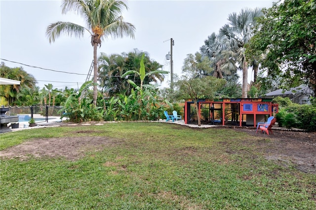 view of yard featuring a swimming pool