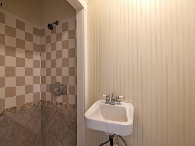 2237 10th Ave, Vero Beach, FL 32960 - bathroom with tiled shower and a sink