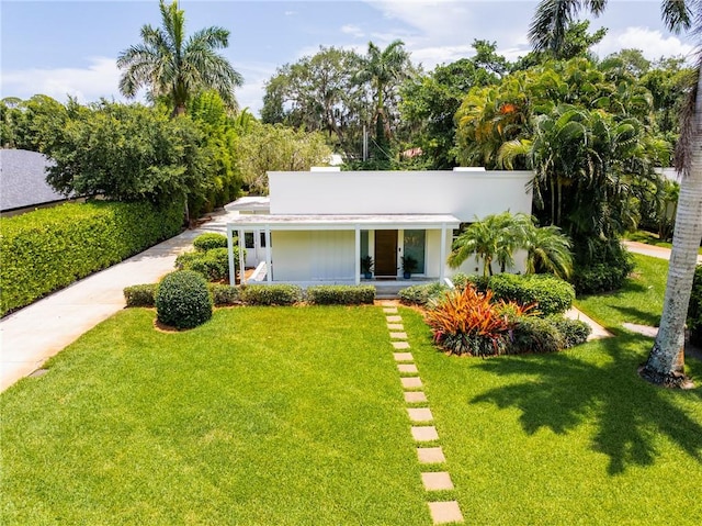 811 Royal Palm Pl, Vero Beach, FL 32960 - view of front of house featuring a front yard and a porch
