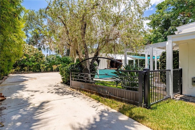 811 Royal Palm Pl, Vero Beach, FL 32960 - view of gate