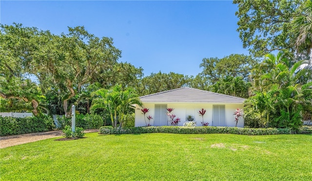 view of front of house featuring a front yard