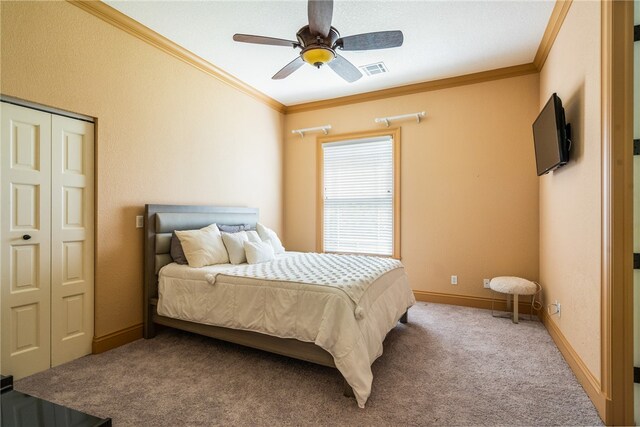 bedroom featuring a closet, crown molding, ceiling fan, and carpet floors