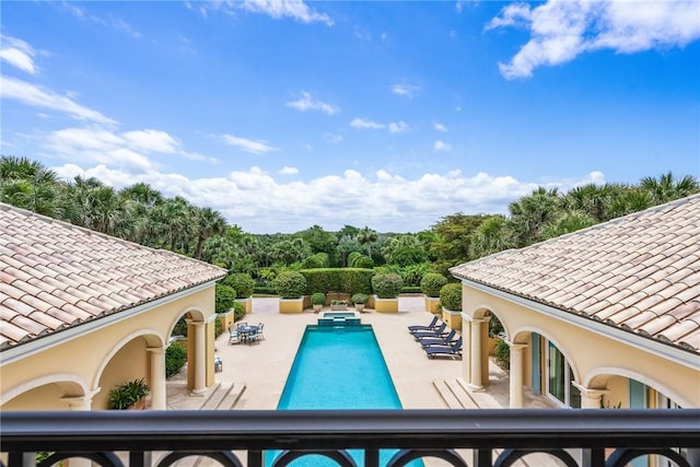 596 Ocean Rd, Vero Beach, FL 32963 - view of swimming pool with a pool with connected hot tub