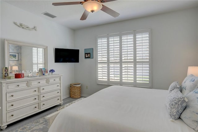 bedroom with ceiling fan