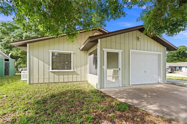2906 1st St, Vero Beach, FL 32968 - view of front of house featuring concrete driveway and a front lawn