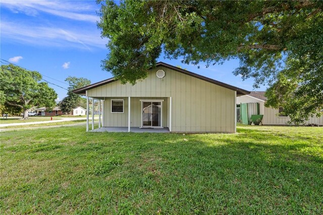 2906 1st St, Vero Beach, FL 32968 - back of property with a yard
