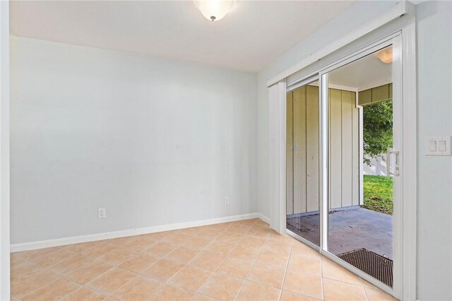 2906 1st St, Vero Beach, FL 32968 - empty room featuring light tile patterned floors and baseboards