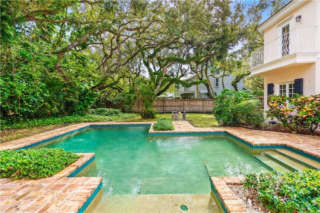 view of swimming pool