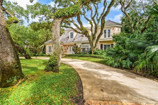 view of front of home featuring a front lawn