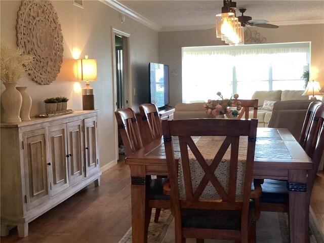 dining space with ornamental molding