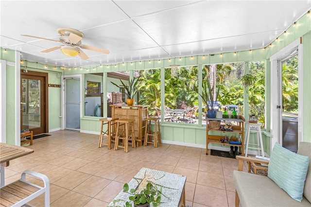 sunroom with ceiling fan