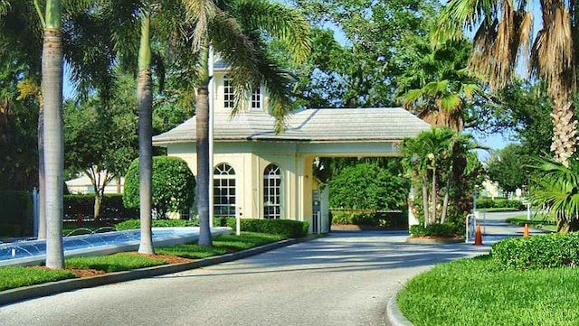 1510 Oak Harbor Blvd Unit 202, Vero Beach, FL 32967 - view of property's community with driveway