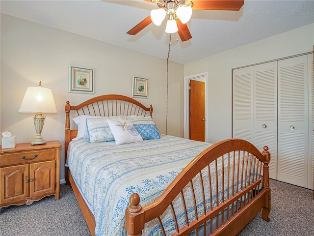 carpeted bedroom featuring ceiling fan, a textured ceiling, and a closet