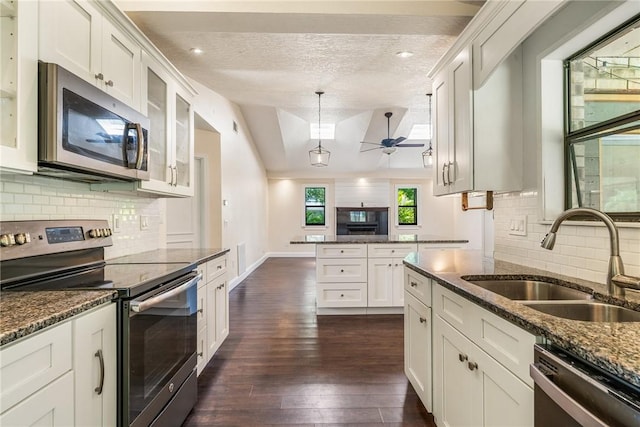 1030 47th Ave SW, Vero Beach, FL 32968 - kitchen featuring stainless steel appliances, a sink, a ceiling fan, dark wood finished floors, and a textured ceiling