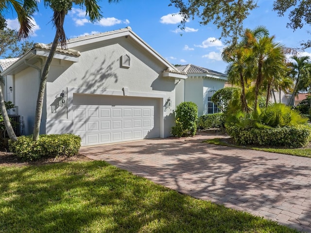 view of front of property featuring a front yard