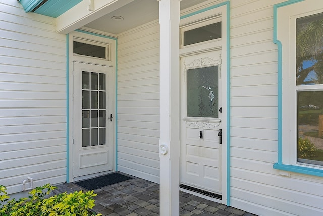 property entrance with covered porch