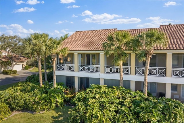 4877 N Newport Island Dr Unit 14D, Vero Beach, FL 32967 - view of side of home with a tiled roof and stucco siding